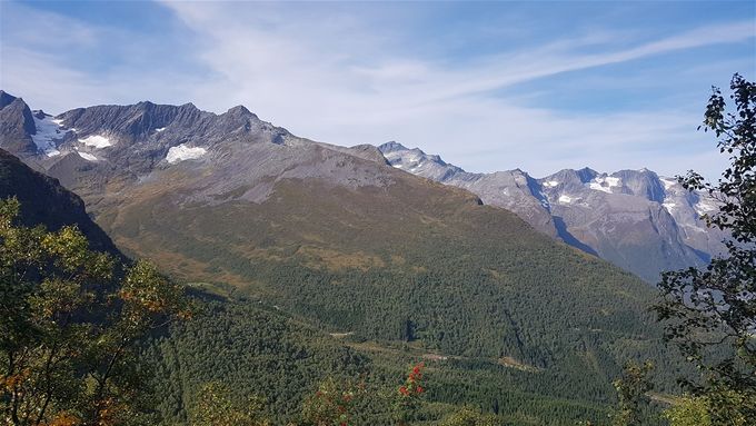 Utsikt på vei opp mot Storevatnet mot Vellesætra og Kløvheitindane (Grøtdalstindane og Lille kløvheitind bak. Midt på bildet Råna , Drivdalstinden (Nonshornet), Skarrabben og Blåbretind