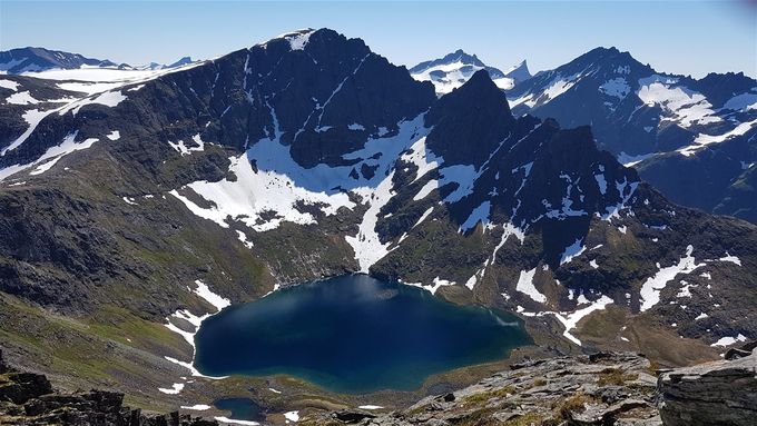 Storevatnet med Dalamannshornet til venstre og Nordre Dalemannhorn til høyre. Bakom kan en se Brekketindane og Slogen og så Brunstadhornet til høyre. Bildet er tatt fra Ystevasshornet tidlig i juni. Her ser en en snørås som går heleveien opp i skaret mot Nordre Dalemannshorn