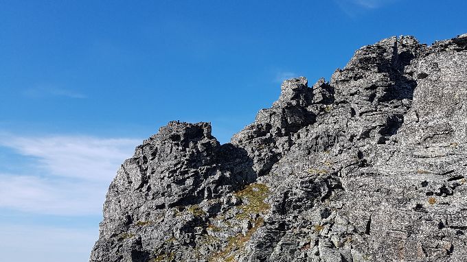 Her ser en området med vegetasjon som en følger bortover på siden av fjellet til en kommer til hammeren rett frem. Her må en finne veien opp mt egga til høyre. Deretter var veien mot toppen grei på egga.