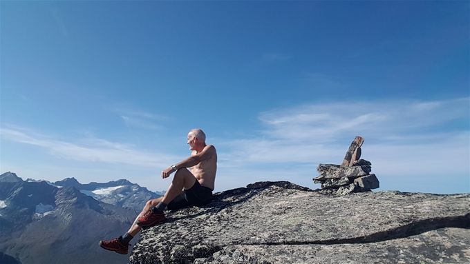 Toppvarden. Jeg la denne turen ut på facebook og skrev at når en kommer på toppen vil pga den fantastiske utsikten påkalle Vår Herre for å beskrive hvor fint det er. Andre vil påkalle den andre konkurrenten for våre sjeler.
