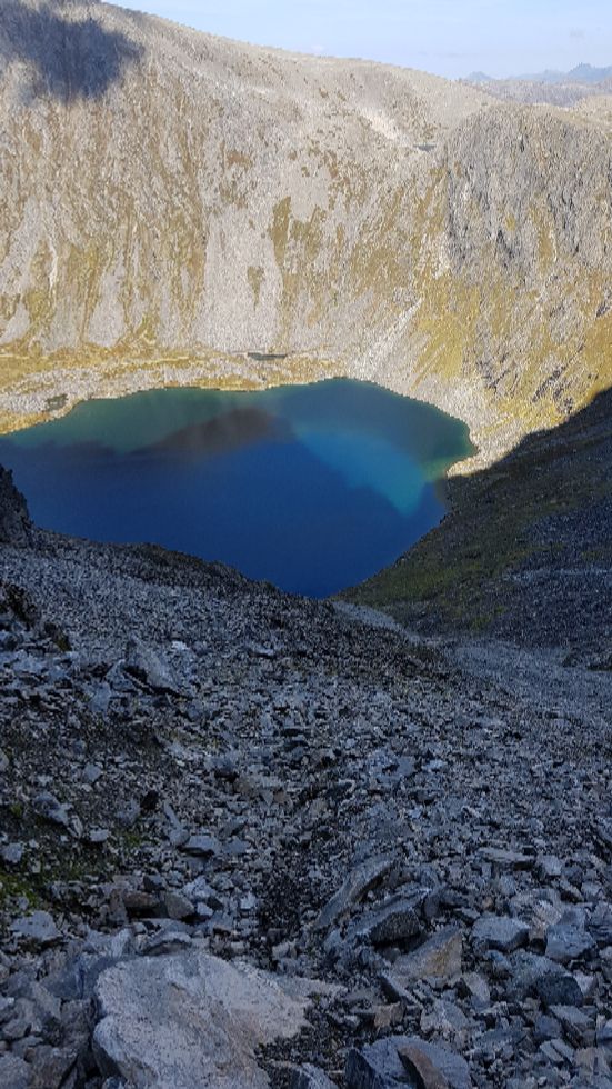 Utsikt fra Skaret i mellom Dalemannshornet og Nordre Dalemannshorn. En rasur går helt ned til Storevatnet, men jeg anbefaler ikke å gå ned der.