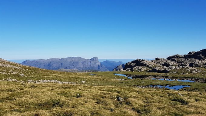 Fra Hjelmevatnet mot nordvest ser en Hornelen. Det er Europas høyeste sjøklippe på 860 m.o.h. Bakom ser en nesten ut til Måløy