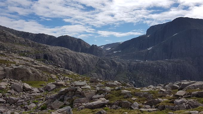 Veien går mot skaret midt på bildet med noen bratte partier. Tppen ligger nå ut av bildet til høyre.
