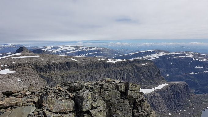 På toppen med utsikt mot sørøst. Plogen er toppen til venstre. Ålfotbreen skal ligge bak i det fjerne.