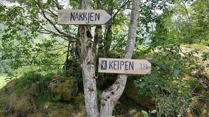 Skilting mot Keipen. Står like ved veien , men kan lett oversees
