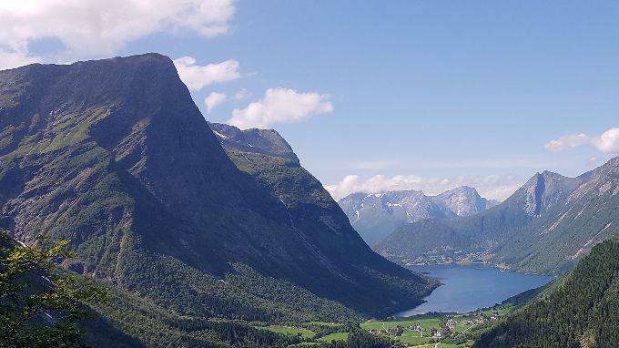 Utsikt mot Øye og Urke  med bl.a. Saksa i bakgrunnen fra Nakkjen