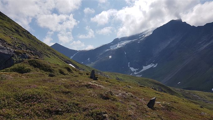 Innover Ulvedalen. Risenosa ligger til høyre.