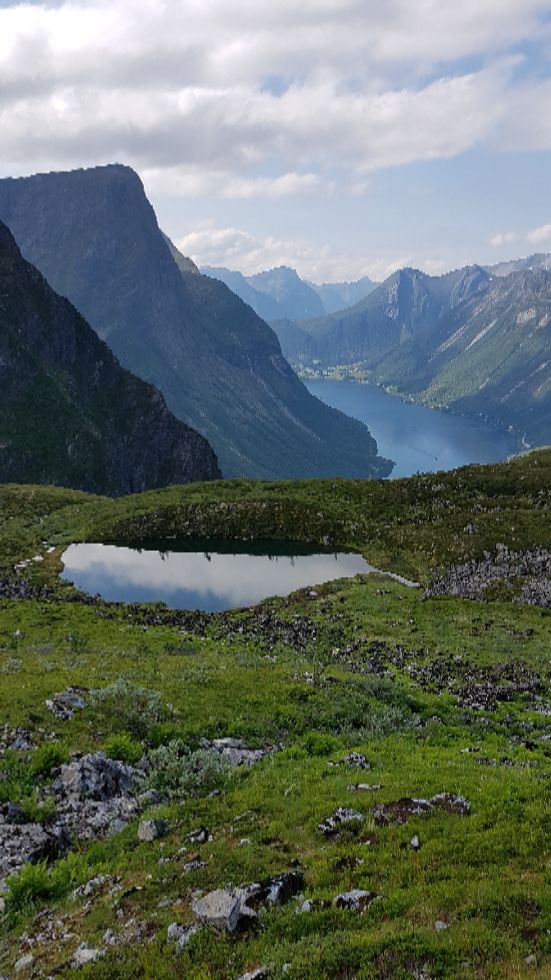 Utsikt ned mot dalen fra Ulvedalen