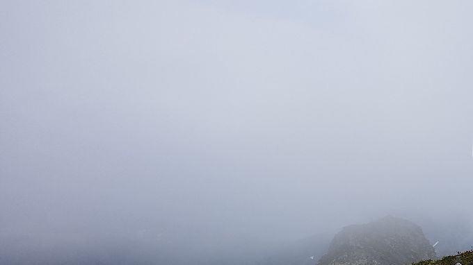 På hovedtoppen  med ytre topp i tåken bak.