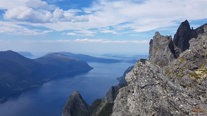 Utsikt mot nordvest mot Ålesund. Den hvite prikken midt i bildet var ett turistskip som lå til havn i Ålesund
