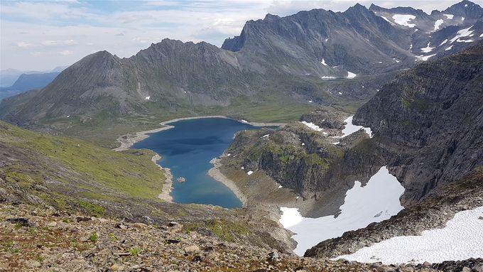 Utsikt mot nordøst med Storevatnet. Keipen er fjellet til venstre.  Fra midten mot høyre har en Ljøsadalstinden (Bakom den kan en se Trollkyrkja), Blåbretind og Skarrabben