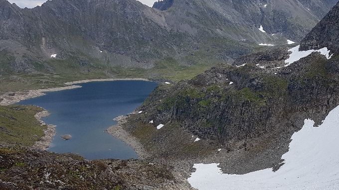 Veien ned Stokkfonnskaret som gikk ett godt stykke over venstre side av breen