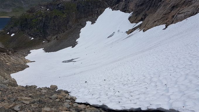 Her får en nok mer inntrykk av at breen var ganske bratt og at det kunne være greiere i det bratteste partiet å gå i ura.