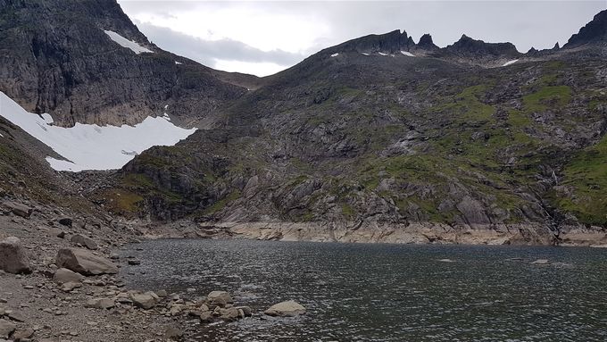 Her kan en se hvor lav vannstanden var. Stokkfonntinden midt i bildet