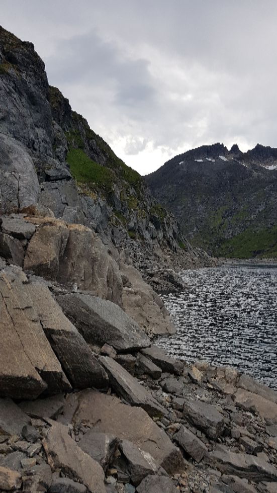Langs sørsiden av vannet var det en svaberg som ved høy vannstand er vanskelig å passere