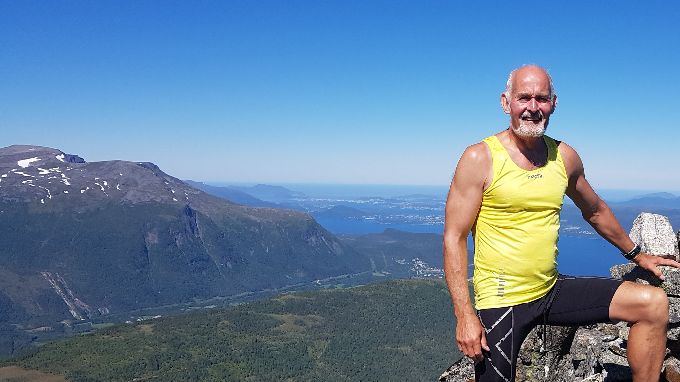 På Gimsdalstinden med Sykkylven i bakgrunnen. I det fjerne Ålesund