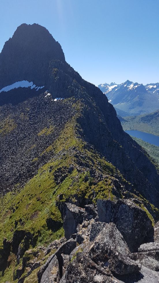 Utsikt fra sørenden av Gimsdalstinden mot Hammarsettinden. Noen kan synes det er krevende å gå ut på her da en må balansere på en steinblokk over  en kløft av steinblokker som er noen meter dyp. Kløften er retangulær.