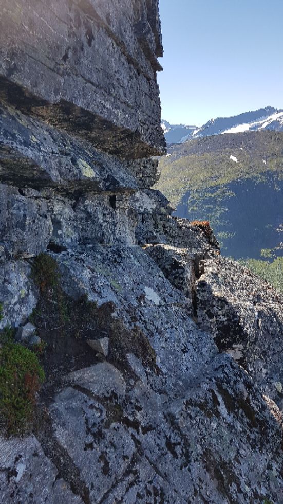 Her opplevde jeg det var noe krevende å passere. Relativt tidlig på veien. I nedre kant ser en stien  med ca en 10 - 15 cm bred kant å gå på