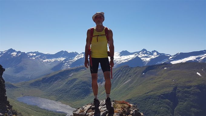 På vei opp med Langenesvatnet i bakgrunn med Dravlausegga. Her ser en alle de kjente fjell og til venstre ser det ut til at Slogen stikker opp, men jeg kan ta feil. Høyest til høyre for meg er  Råna tenker jeg.