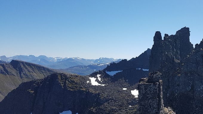 På toppen av Hammarsettinden med utsikt mot sør. Det er klatring som må til for å komme seg videre.