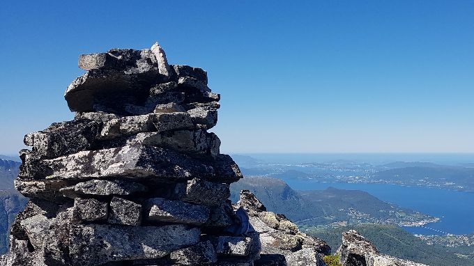 Toppvarden på Hammarsettinden . Gimsdalstinden sees ned til høyre. Sykkylven og Ålesund i bakgrunn.