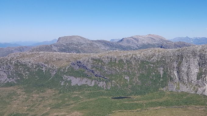 Utsikt mot øst og Gimsdalen med Langfjella (hele den lange ryggen). Aurdalsnibba og Ausekaret ligger bak der igjen.