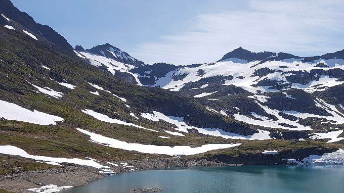 Veien går på østsiden av Storevatnet. I bakgrunn Tungremstindane.