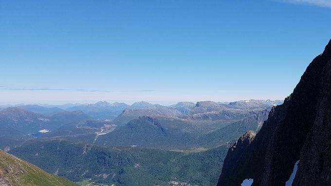 Ved Straumsheimskaret med Straumsheimdalen og ned i bunnen Straumgjerde.