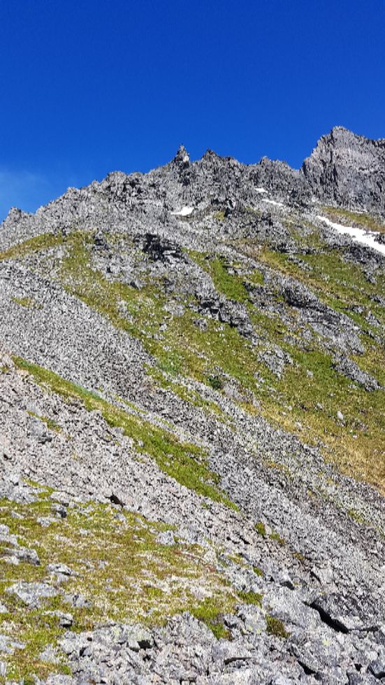 Ryggen opp mot renna som er siste delen av veien mot toppen. Den ligger omtrent midt i bildet.