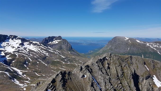 Nok ett bilde med utsikt mot Ålesund mellom Hundatiden og Skopphornet. Keipen i forgrunn.