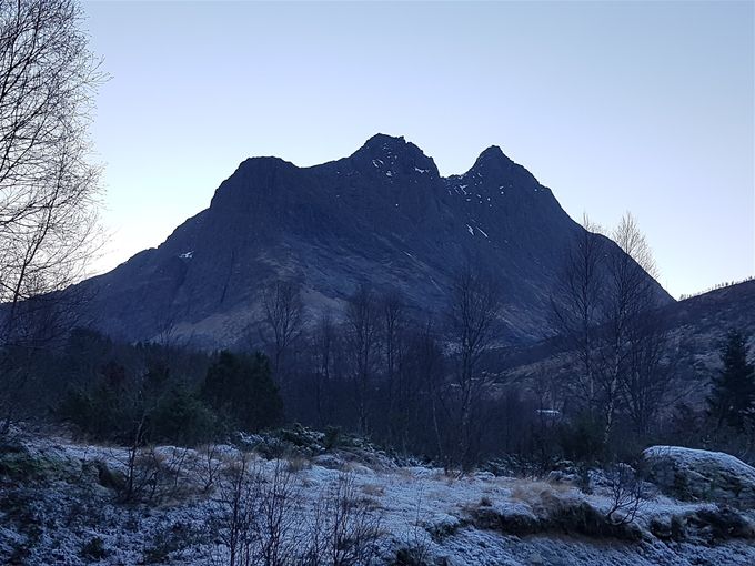 På vei opp dalen. Her ser en fra venstre Lille Hetta, Store Hetta og Vassdalstinden. Det er november morgen kl 10.00