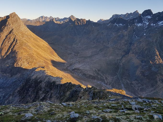 Her ser en del av veien opp fra Bjørnaskaret. Det er tildels en smal egg, men behov for litt klyving enkelte steder, men ganske tydelig sti. I bakgrunnen ser Molladalstindane med Jønshorn, deretter mot høyre Romedalstinden og Kolåstind. Langedalen ned til høyre.