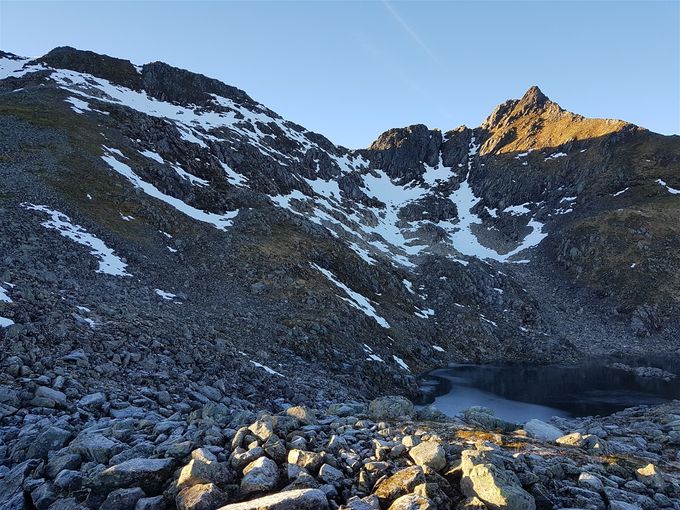Til venstre ligger ryggen en går opp på det snøfrie området. Like under egga svinger en mot høyre mot det lilleskaret hvor en kan se en nesten trekantet snøflekk