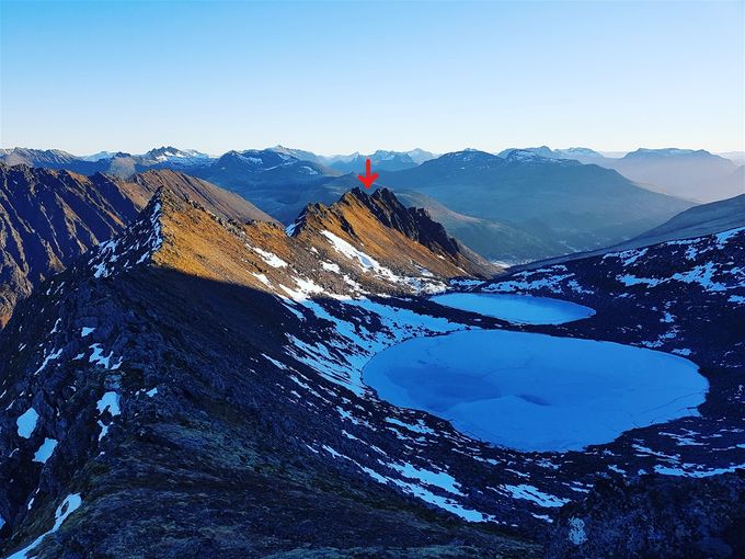 Her ser en tilbake veien en har gått. Pilen viser hvor en kom opp på egga.