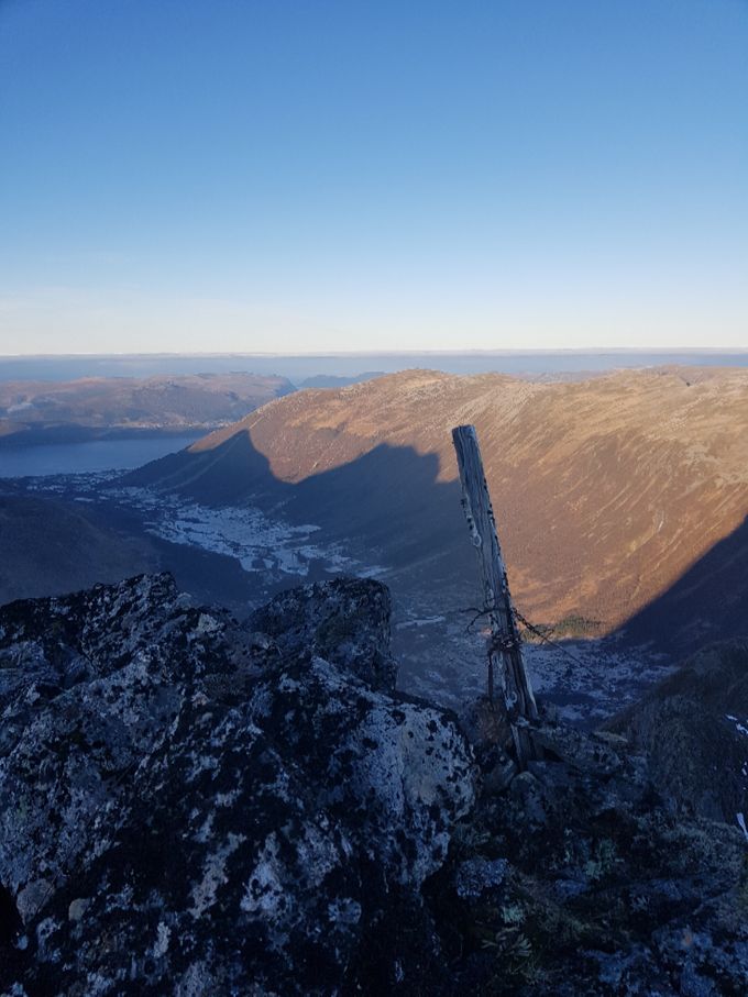 Toppen med utsikt mot Vartdal mot nordvest