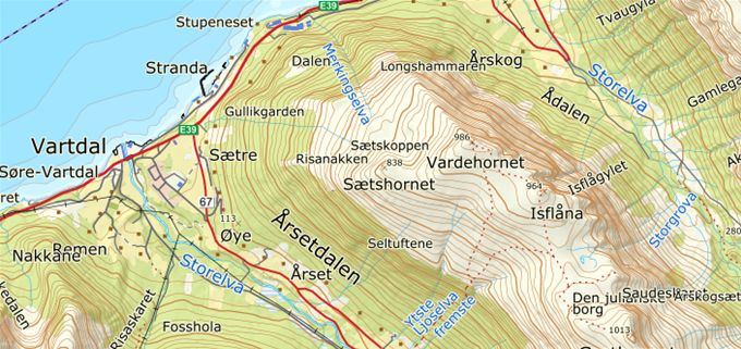 ©KARTVERKET  Stien fra Myklebust er tegnet mellom 2 elver, markert frem mot Grøthornet