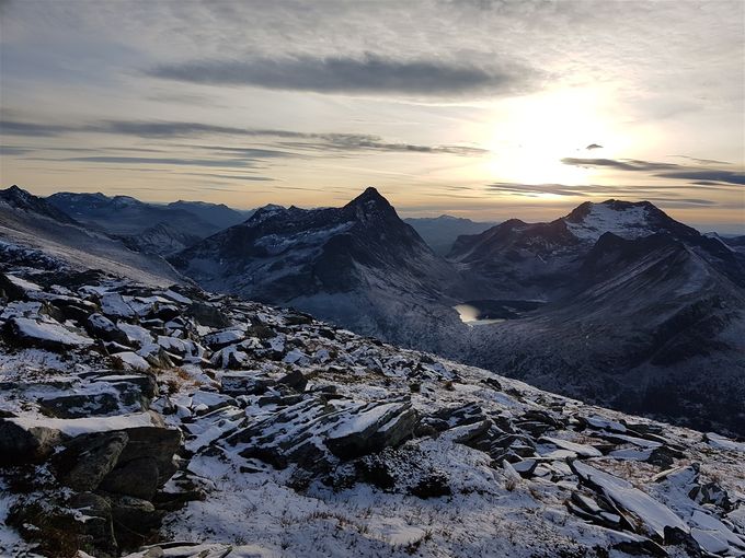 Vassdalstinden og Saudehornet sett fra Grøthornet.