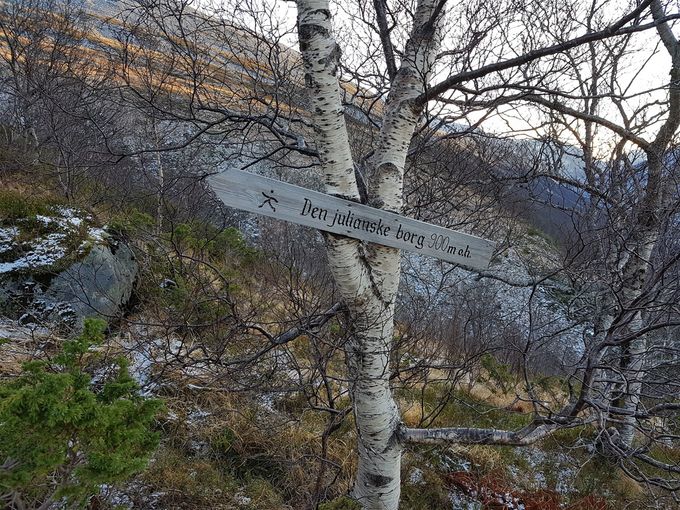 På vei opp var det skiltet mot Den julianske borg. Den er ikke så stor som en skulle tro og vanskelig å finne.