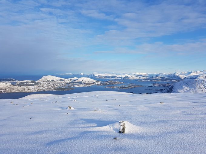 Utsikt mot nord fra Grøthornet 454 m.o.h. med Nerlandsøy, Bergsøy og Leinøy og bakom disse Runde. Midt på bildet ser en Flø og Ulsteinvik. Lengre bak midt i bildet Godøya