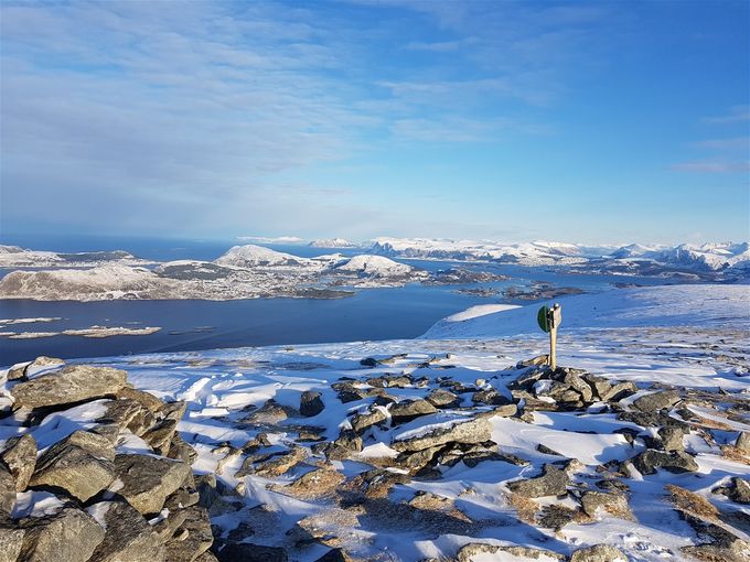 Utsikt mot nord med Bergsøy , Runde og Leinøy. I horisonten midt på bildet kan Godøya sees. Hareidlandet med Flø og Ulsteinvik til høyre