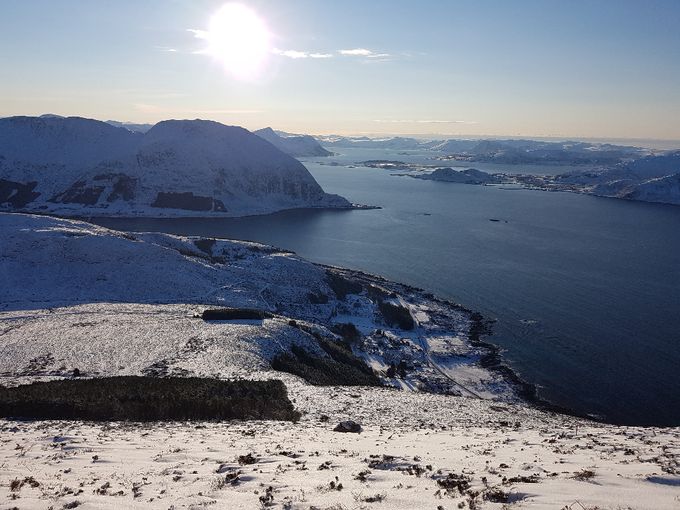 Veeien ned var rett ned fjellsiden ned mot det første skogholtet, deretter på høyre side av dette ned til veien i Hidsdalen. I det fjerne til venstre for sola kan det sees en liten spiss, som sannsynlig er Hornelen i Bremanger