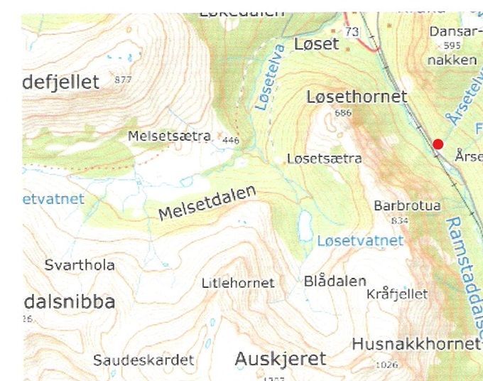 ©KARTVERKET . Røde punkt som markerer ruten. Fra veien slutter opp fra Orreneset (enden av Nysætervannet) er det god sti til Fausateighornet og fra Brekka og ned til Årsetsætra er det tydelig sti. Over toppene er det oversiktlig  uten noe sti