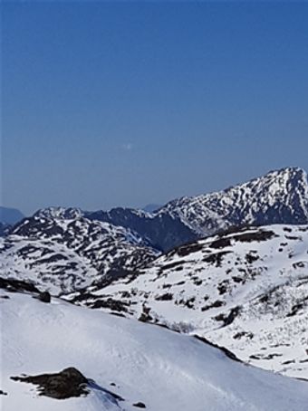 Veien fra fjellryggen ned mot Brekka til høyre i bildet