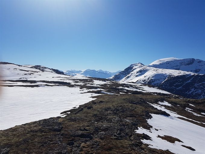 Her ser en veien langs egga  med Sjurlihornet tikl  venstre. Til høyre ligger Auskjeret med Barbrotua litt til venstre for den
