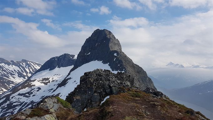 Fortsatt på Gimsdalstind ett kort stykke forbi varden vil en se veien over til skaret ved Hammarsetttinden ned til høyre markert med en liten varde.