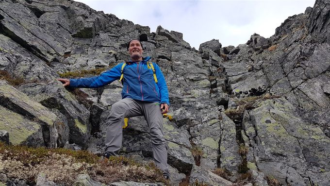 Bratt ned fra toppen med litt klyving, men gode grep i fjellet