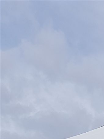 Oppgang til Levandehornet var rett mot toppen til høyre for snøflekken, men siste stykket mot toppen mer mot høyre for å unngå bergknausen helt opp mot toppen