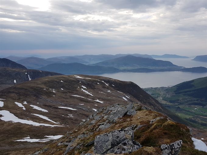 Utsikt mot nordvest med Vartdal ned til høyre og Hareidlandet i bakgrunnen