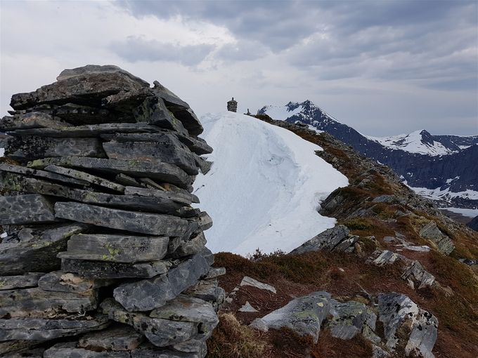 Toppen på Levandehornet med 2 av vardene. I bakgrunnen sees Vassdalstinden