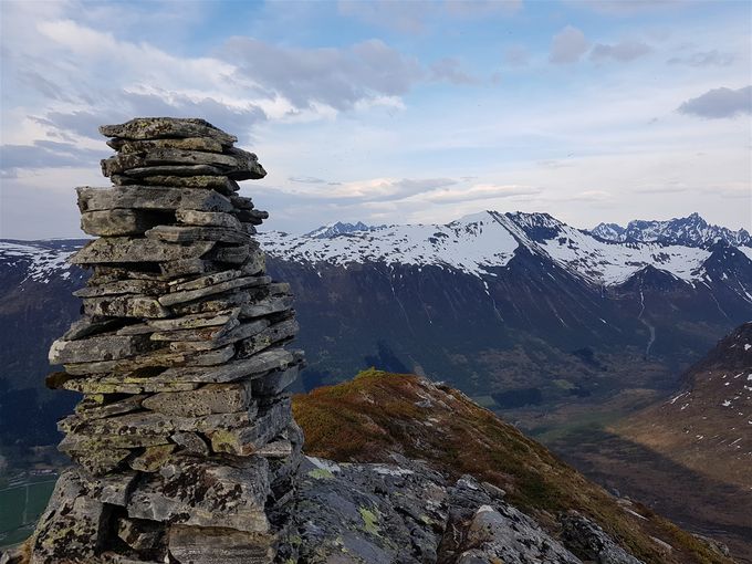 Utsikt mot nordøst.Midt i bildet er sannsynlig Molladalstindane med Jønshorn (bak fjellryggen). Litt til høyre sees Fossholtinden og Åvasstinden. Helt til høyre Romedalstinden